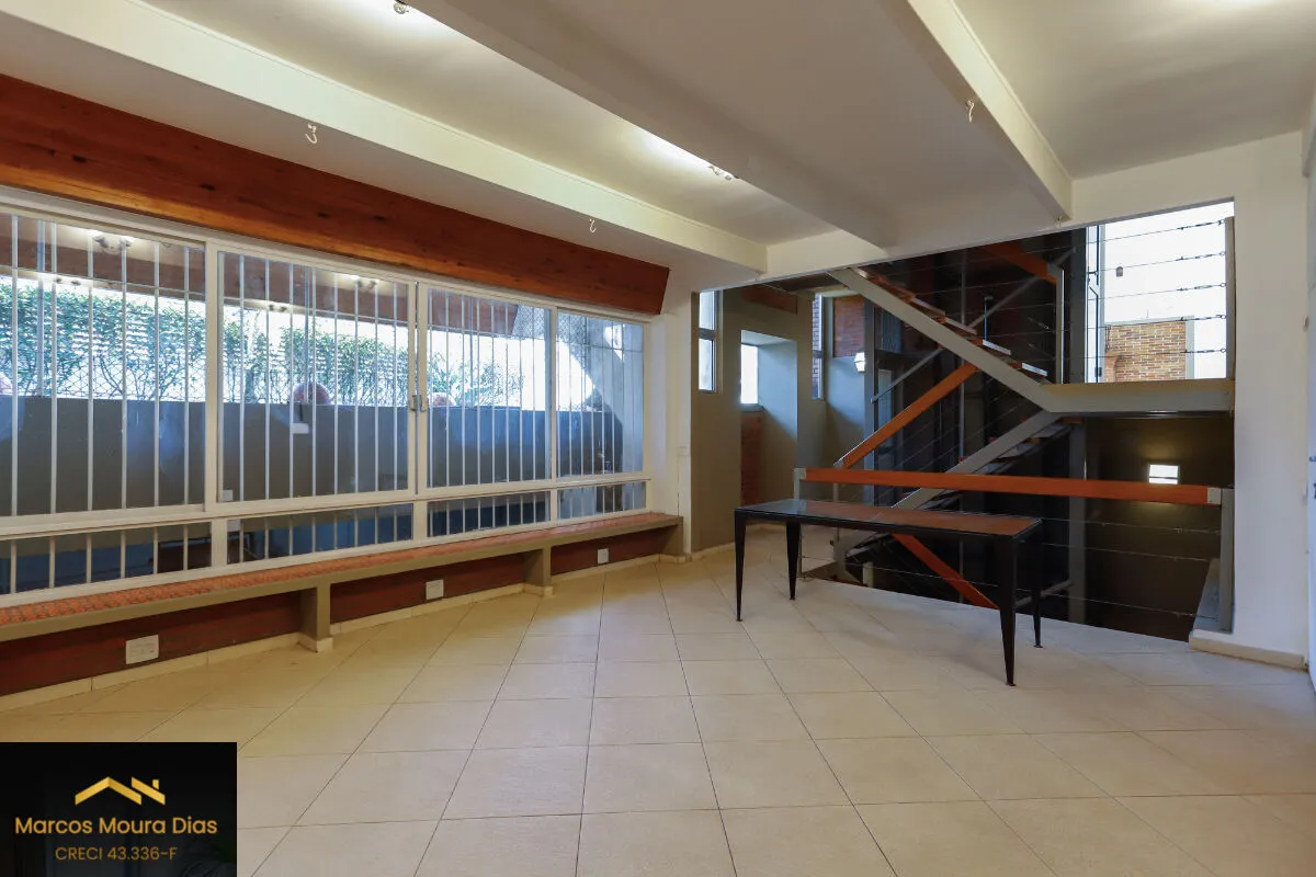 Imagem Casa no Sumaré com 3 Dormitórios ( 1 suíte), 359m² com Piscina, Elevador, Churrasqueira e 6 Vagas de Garagem