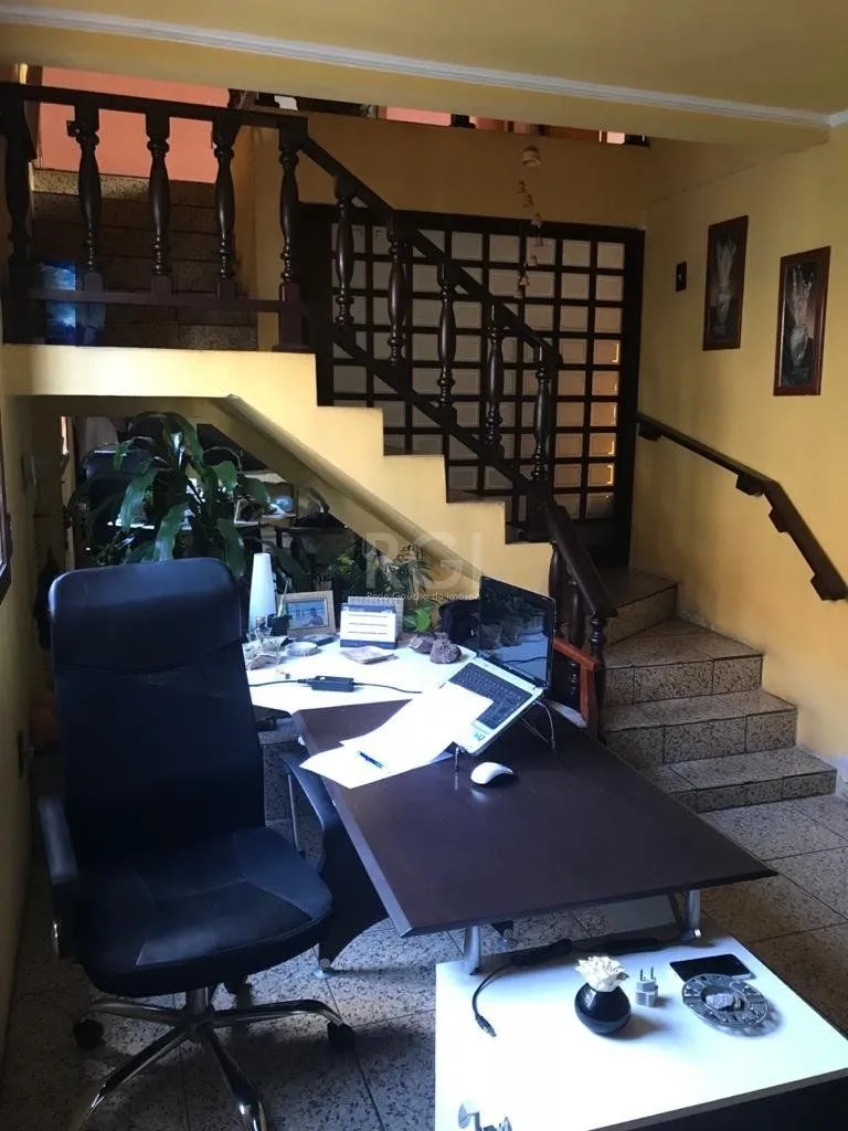 Imagem Casa para Venda - 270m², 4 dormitórios, sendo 1 suites, 5 vagas - Partenon
