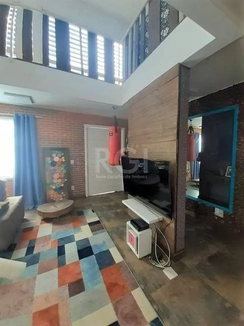Imagem Casa com 233m², 2 dormitórios sendo 1 suíte, living com lareira, espaço gourmet com churrasqueira, pátio e 2 vagas de garagem no bairro Sarandi
