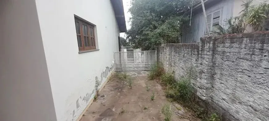 Imagem Casa térrea com 2 dormitórios, amplo pátio e 3 vagas.