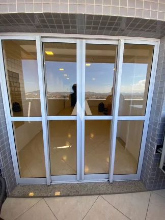 Imagem Sala Comercial pronta para uso em andar alto com vaga de garagem!