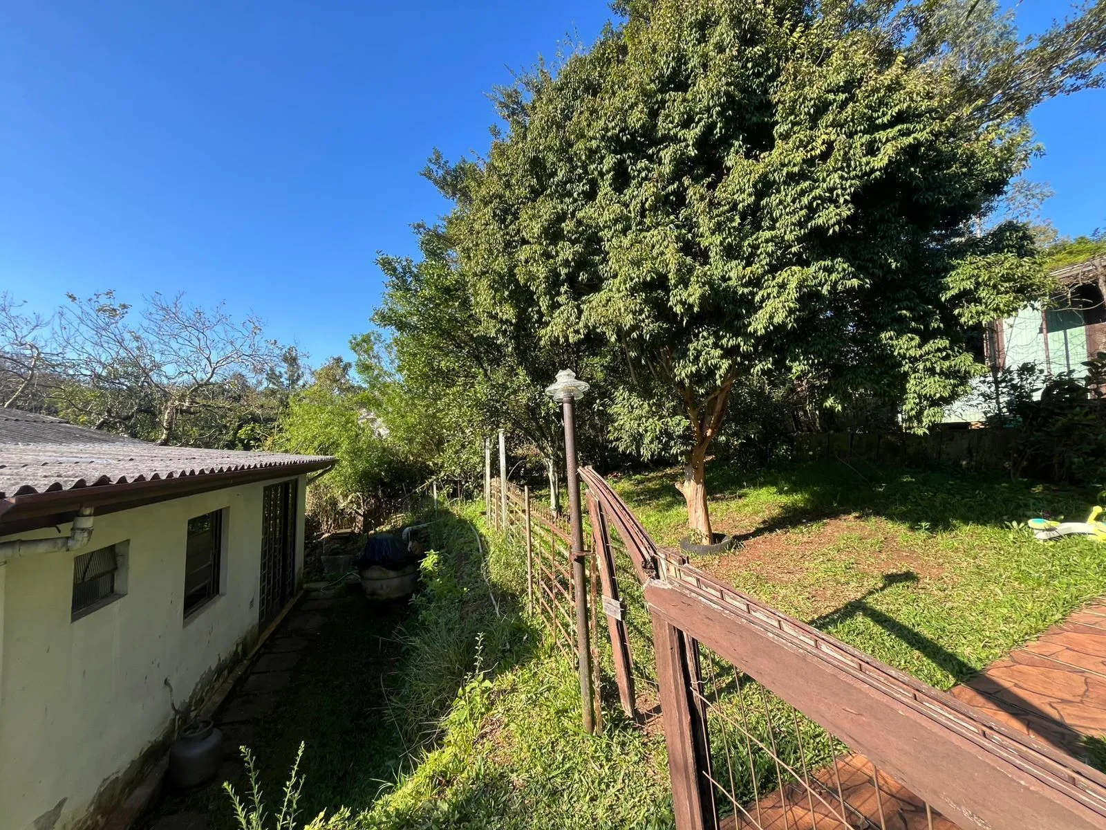 Imagem Terreno Amplo com 3 Casas - Vila Nova, Porto Alegre