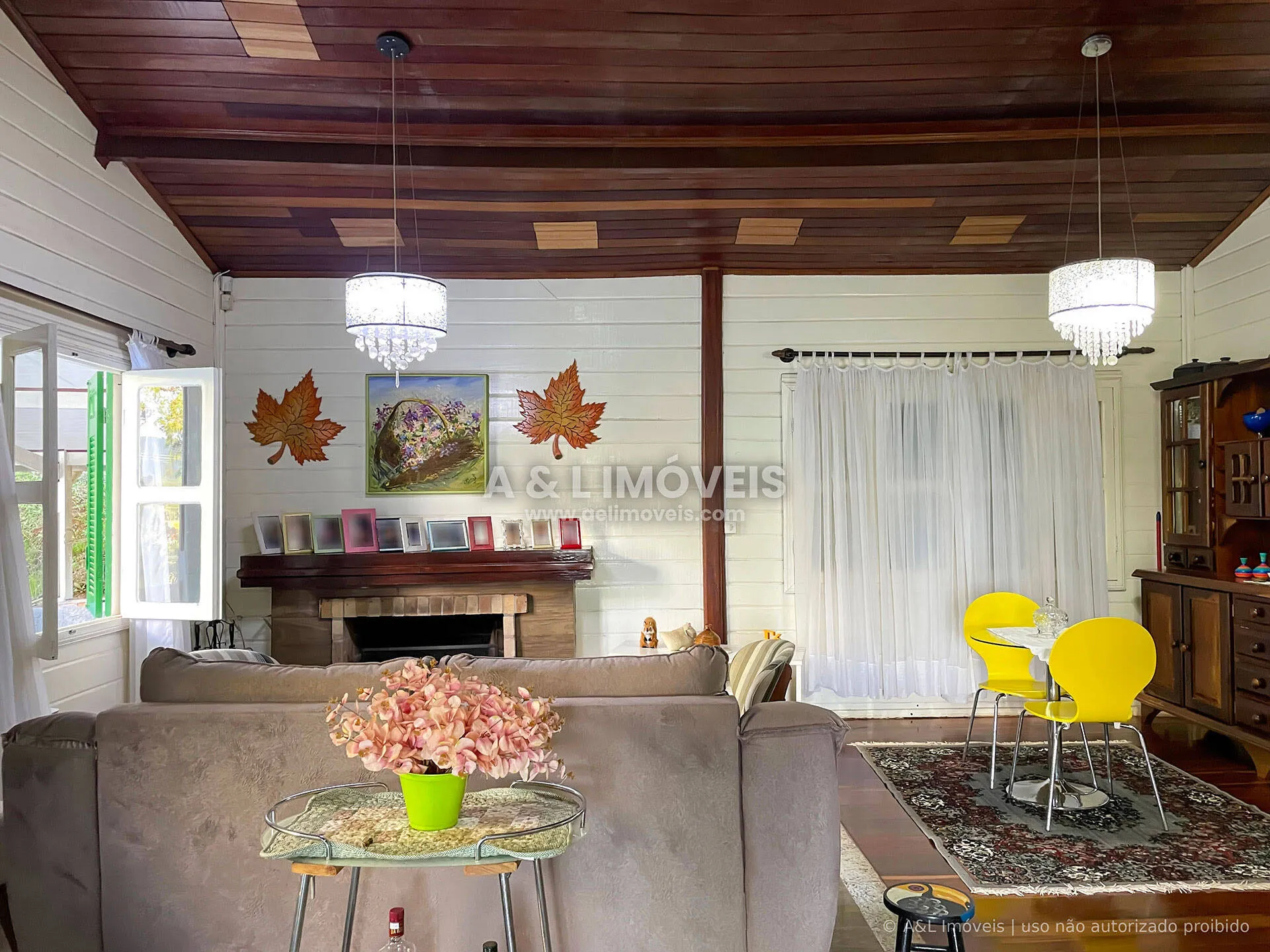 Imagem Casa à Venda em Campos do Jordão | 5 Dorms., Lareira e Deck Panorâmico