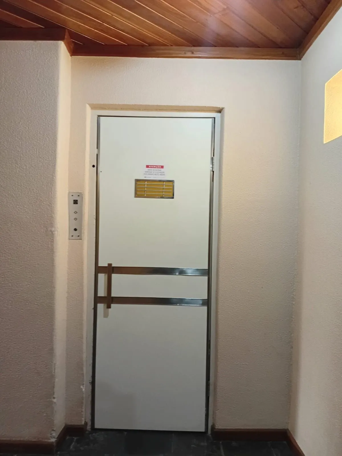 Imagem Apartamento 3 dormitórios, frente, sacada no bairro Santana - Porto Alegre - RS