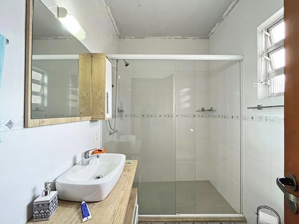 Imagem Casa ampla com piscina, adega, quiosque com churrasqueira e casa nos fundos (edícula).