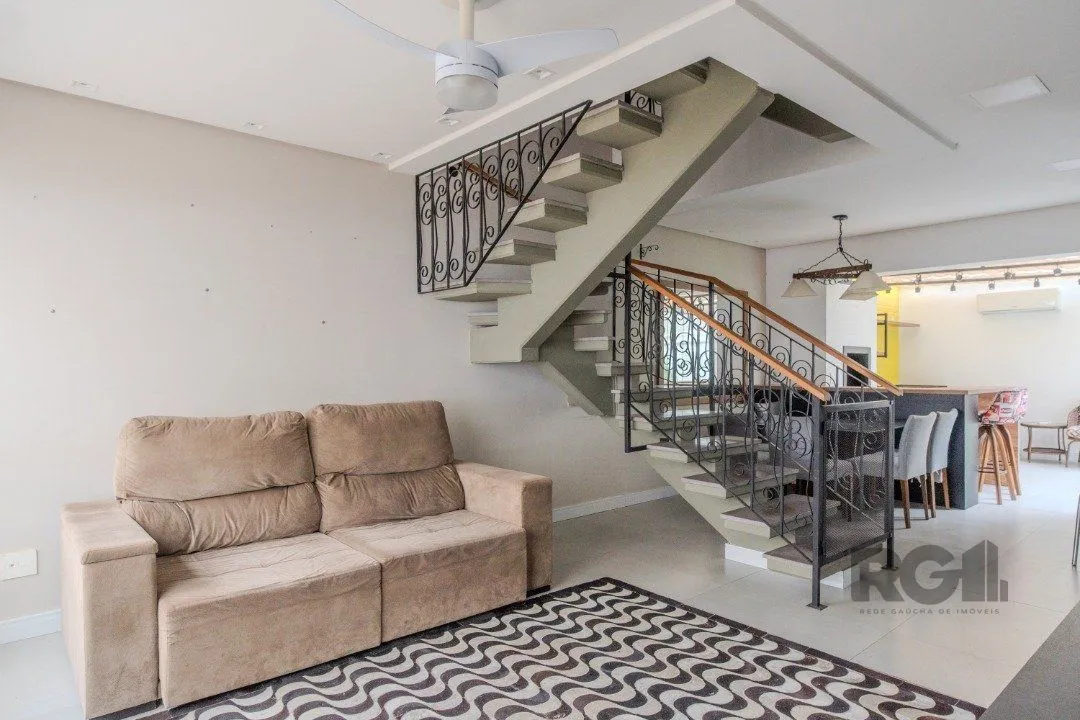 Imagem Casa impecável e mobiliada, com 3 niveis, possui 3 dormitórios sendo 1 suíte, 4 banheiros.
