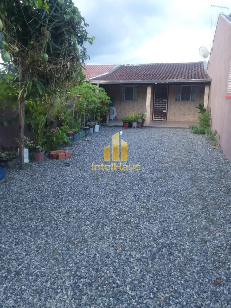 Imagem Em Itapoá, no Balneário Uirapuru, há uma casa com grande potencial para quem busca uma oportunida...