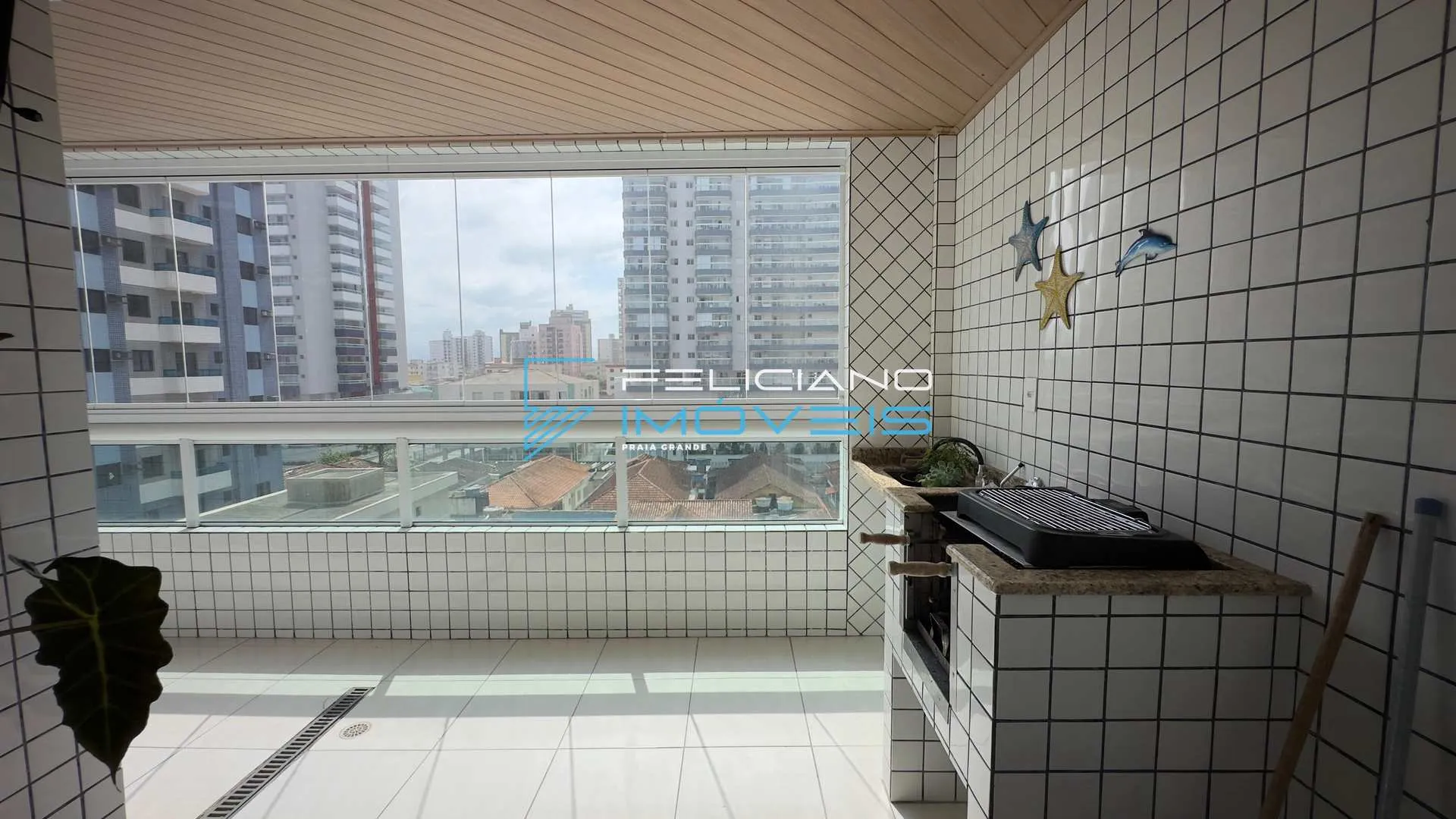 Imagem Apartamento na Ocian com 2 dormitórios e área de lazer.
