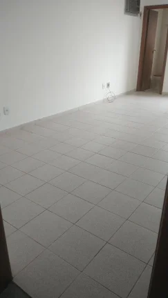Imagem Sala novinha com vaga de garagem livre e coberta.