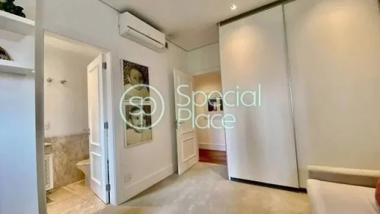 Imagem Lindo apartamento com 263m² de área privativa. São 4 dormitórios ( 4 suítes ) e 5 vagas na gara...
