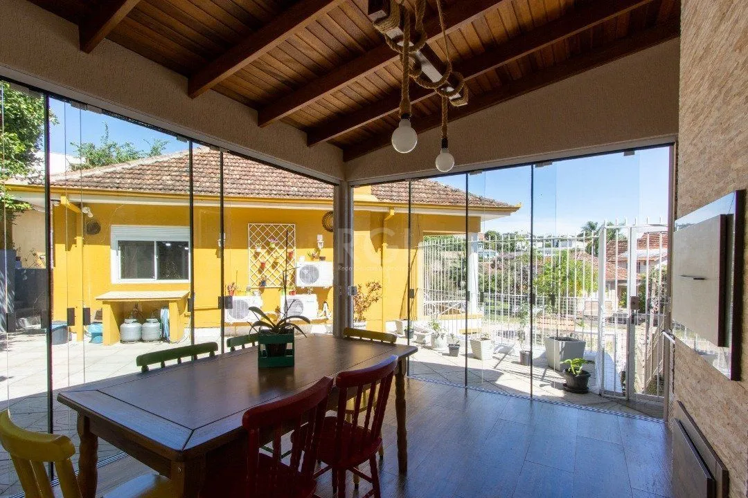 Imagem Sobrado à venda no Bairro Medianeira, reformado, 3 quartos, lareira, churrasqueira, 3 vagas