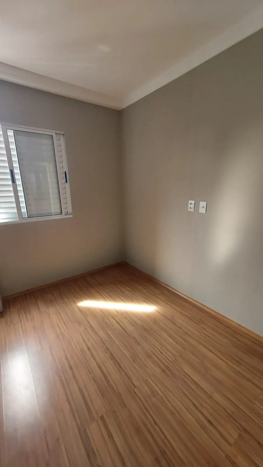 Imagem Excelente Apartamento 2 Dormitórios, 1 Suíte, Varanda e 2 Vagas na Garagem