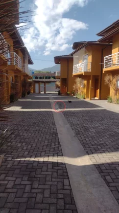 Imagem Sobrado com 2 suites, sala cozinha,2 vagas, area independente em condominio, 2 quadras da praia