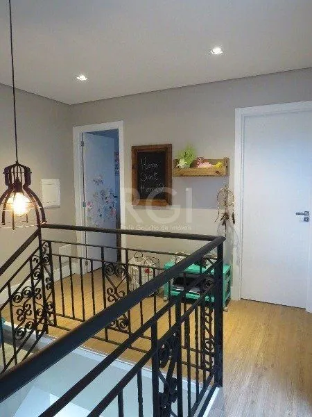 Imagem EXCELENTE CASA COM 3 DORMITÓRIOS, 1 SUÍTE E VAGA DE GARAGEM PARA 3 CARROS.