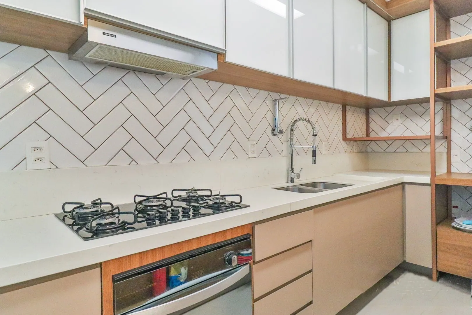 Imagem CASA TRIPLEX COM 4 SUITES E 2 VAGAS- SEMIMOBILIADA