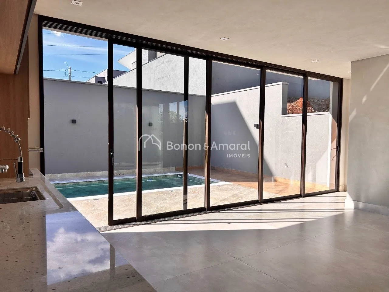 Imagem Casa contemporânea à venda no Condomínio Residencial Santorini - Paulínia/SP.