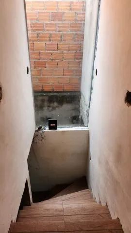 Imagem VENDA DE SOBRADO NO PARQUE RODRIGO BARRETO, EM ARUJÁ/SP, 250m² com 3 quartos, suíte, varanda, quintal e garagem fechada para 2 autos. CONSULTE-NOS.