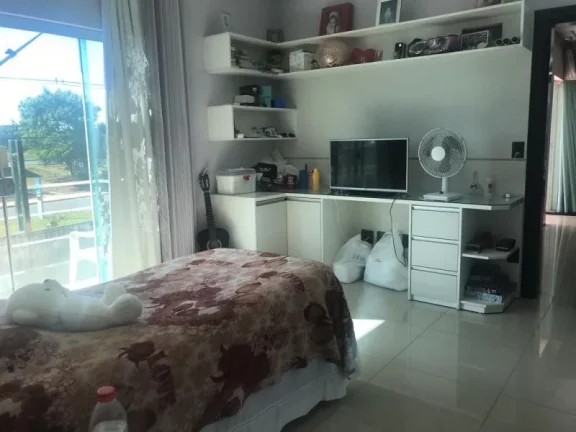 Imagem CASA COM 4 SUÍTES NA RUA 01 JOCKEY, CONDOMÍNIO FECHADO COM PORTARIA 24 HORAS, LOTE QUITADO E ESCRITURADO