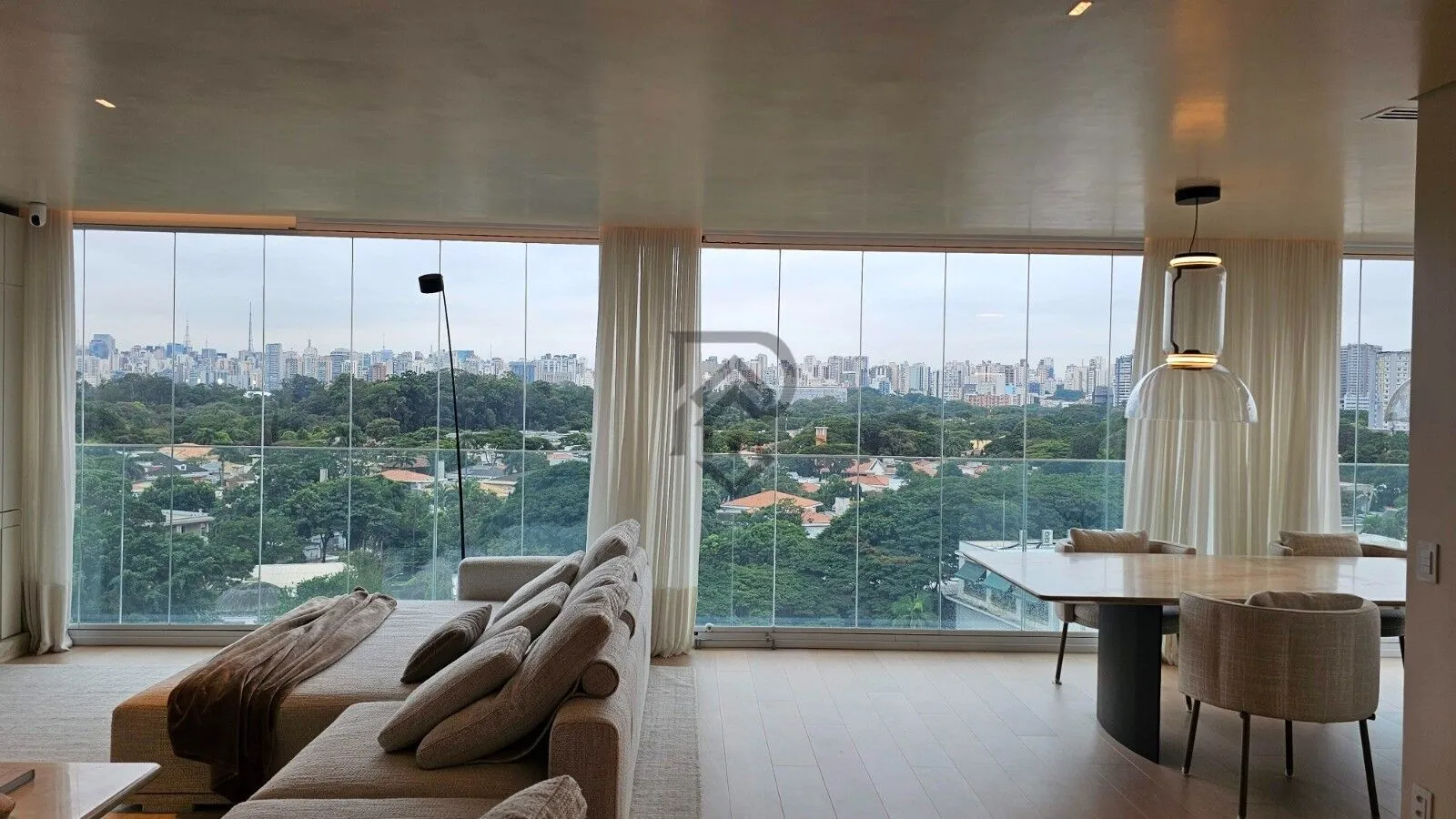 Imagem Apartamento Condomínio Oscar Ibirapuera, andar alto vista livre