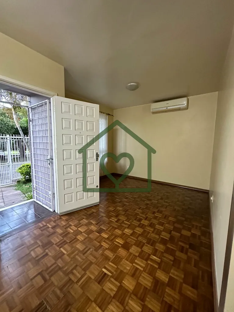 Imagem Excelente casa térrea, localizada em rua tranquila e arborizada, em frente à Praça Edgar Graef e ...