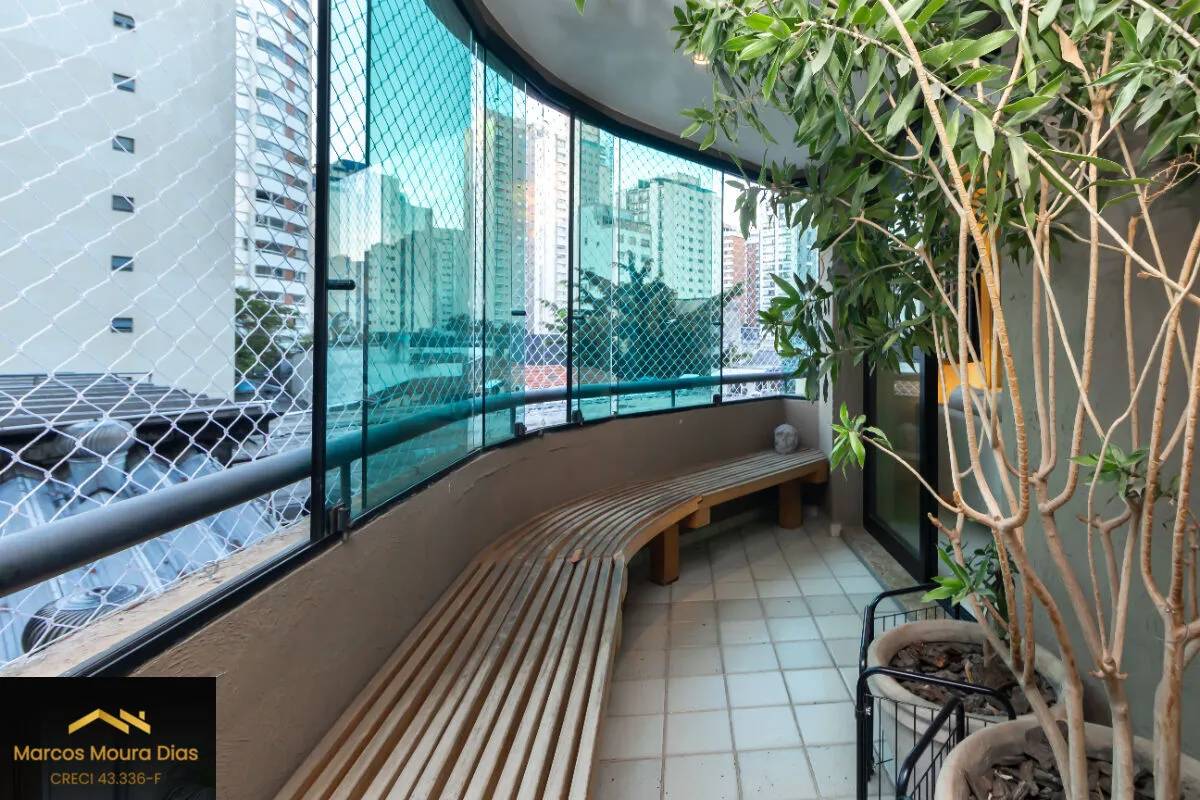 Imagem apartamento de 120m² com 3 dormitórios, sendo 1 suíte, sala para dois ambientes e 2 vagas. Edifício com Lazer e Portaria 24 hs