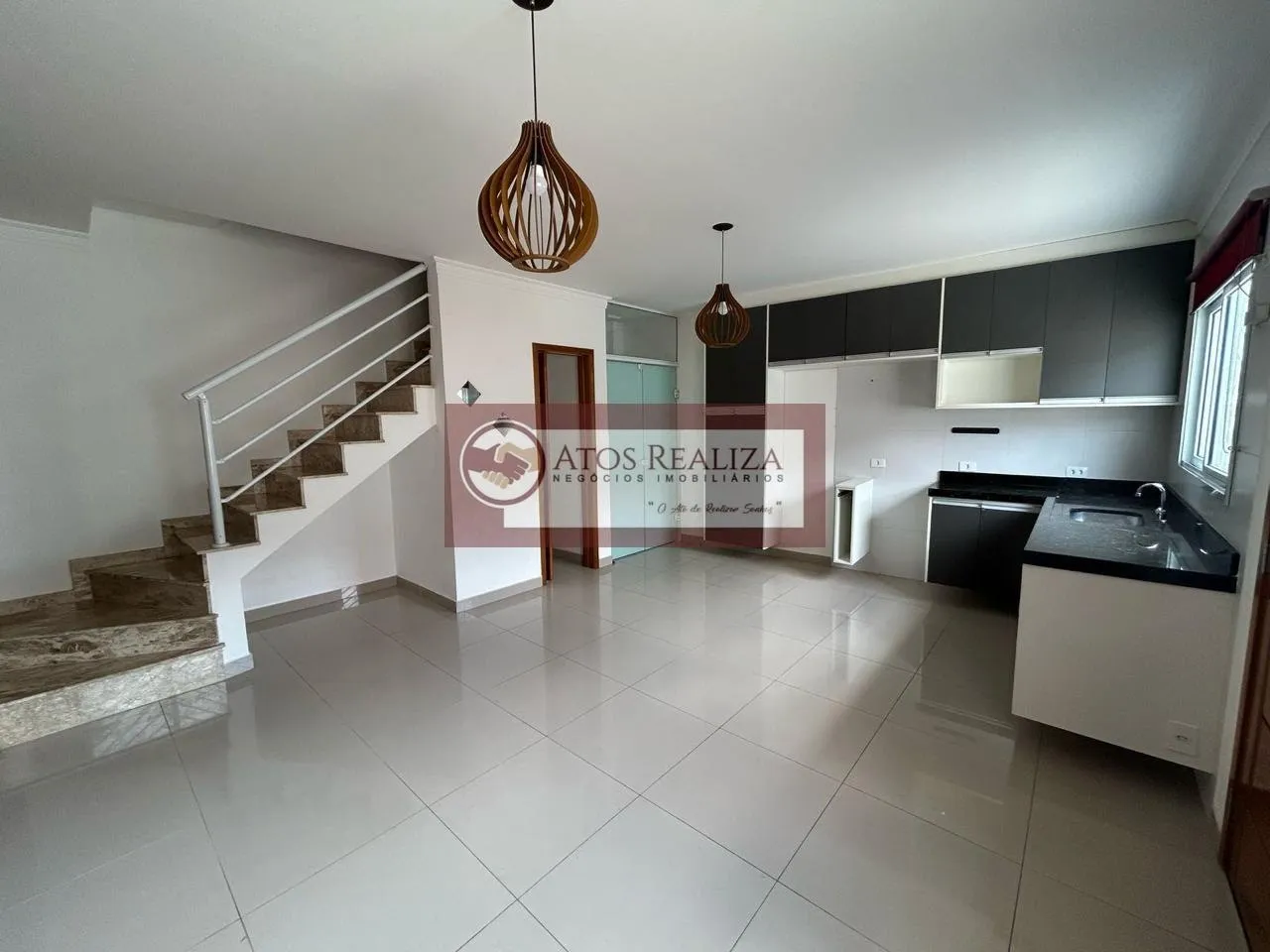 Imagem Sobrado à Venda no Jardim Ubirajara, Região de Interlagos SP, 2 Suítes, Lavabo, 2 vagas de Garagem, 70m²
