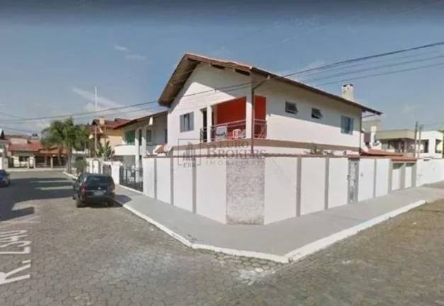 Imagem Grande casa de esquina no centro de Balneário Camboriú.