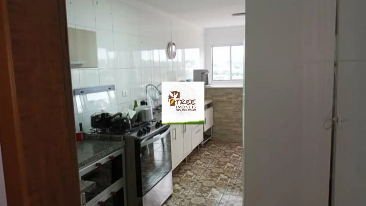 Imagem VENDA DE SOBRADO NO CENTER VILLE, EM ARUJÁ/SP, 235m² com 3 suítes, varanda com vista pra cidade, piso inferior com 4 cômodos e 2 vagas. CONSULTE-NOS.