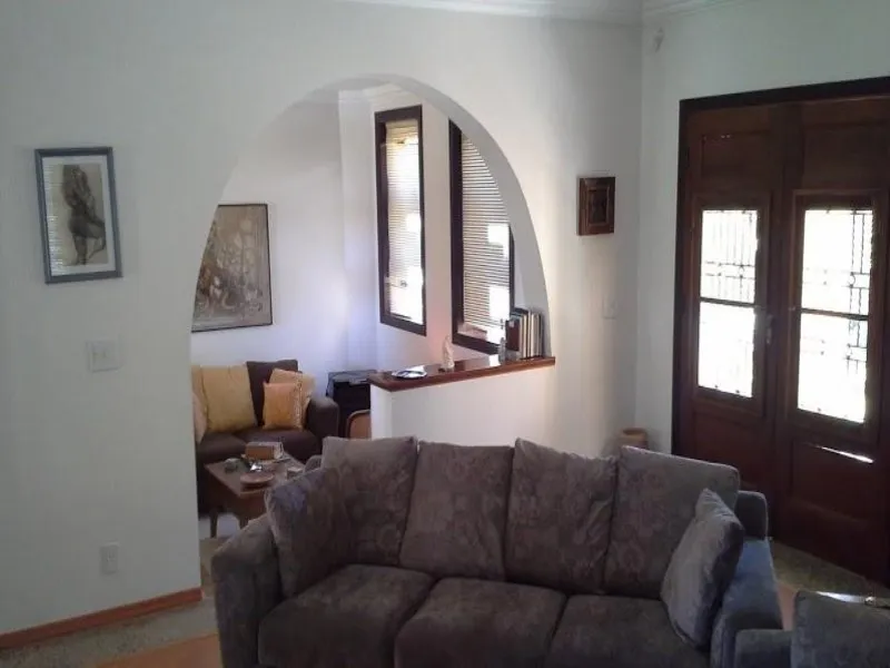 Imagem Casa de Luxo em Condomínio de Prestígio em Valinhos-SP: 4 suítes, uma independente, 3 salas, escritório, 6 banheiros, 4 vagas, 400m², em meio ao verde