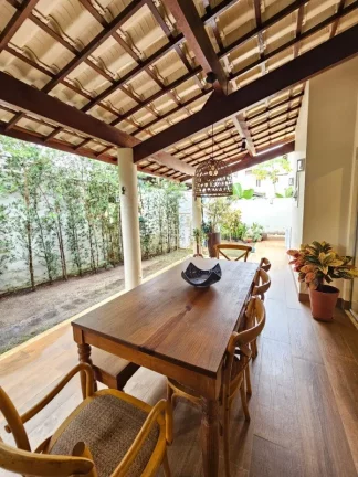Imagem Casa em condomínio fechado com três suítes e área gourmet a venda em Patamares