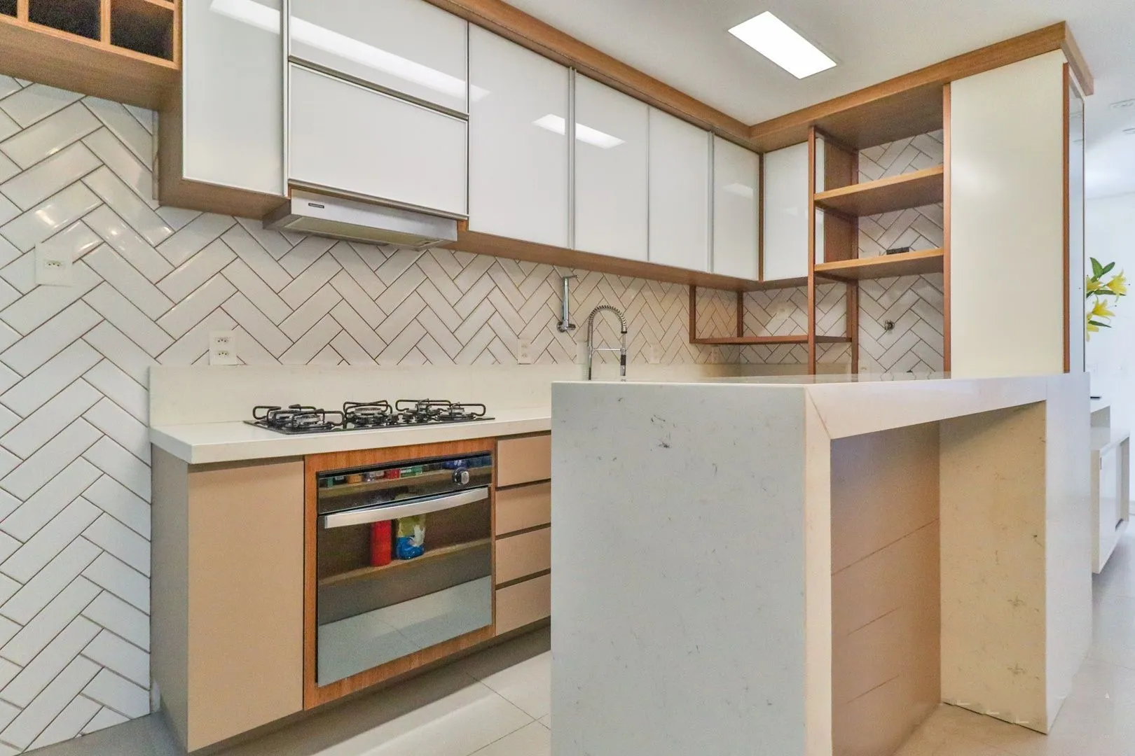 Imagem CASA TRIPLEX COM 4 SUITES E 2 VAGAS- SEMIMOBILIADA