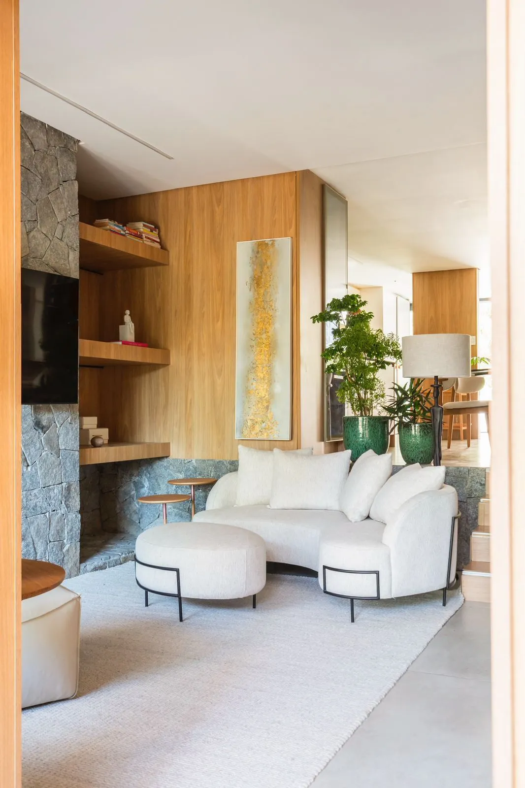 Imagem Casa com 3 suítes amplas, além de uma sala generoso com lareira e 2 vagas de garagem.