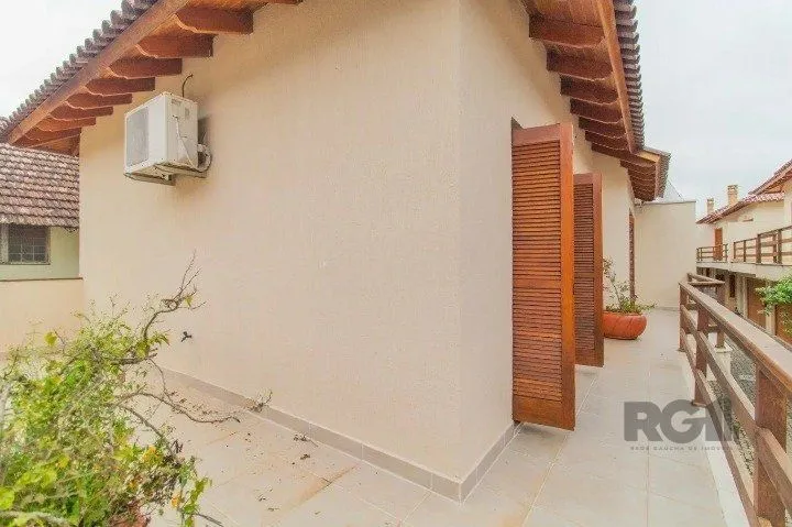 Imagem Casa em condomínio na zona sul, 3 quartos, suíte, lareira, churrasqueira, 2 vagas de garagem coberta.