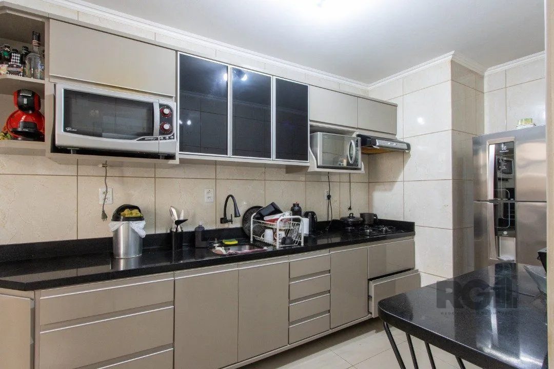 Imagem Apartamento com 70m² de área privativa, possui 3 dormitórios, sala para 2 ambientes, banheiro social, cozinha com móveis planejados e área de serviço.