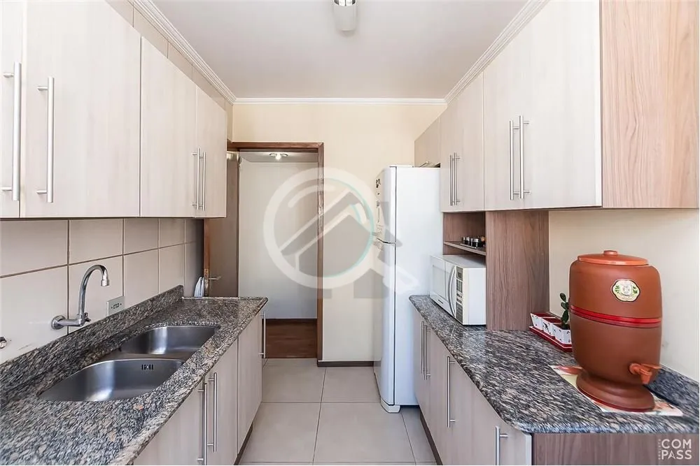 Imagem O apartamento localizado na Av. Getúlio Vargas, no bairro Menino Deus, é uma opção interessante ...