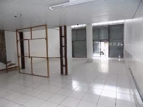 Imagem MÁFFER IMÓVEIS ALUGA LOJA COMERCIAL COM MEZANINO - BAIRRO CIDADE BAIXA Localização privilegiada, em uma das áreas mais movimentadas da Cidade Baixa, com grande fluxo de pedestres e veículos.