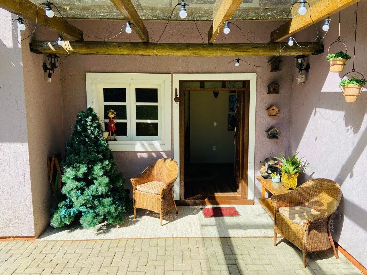 Imagem Casa com 2 suítes, lareira, deck, vaga de garagem - 140m² no bairro Laje de Pedra, Canela/RS