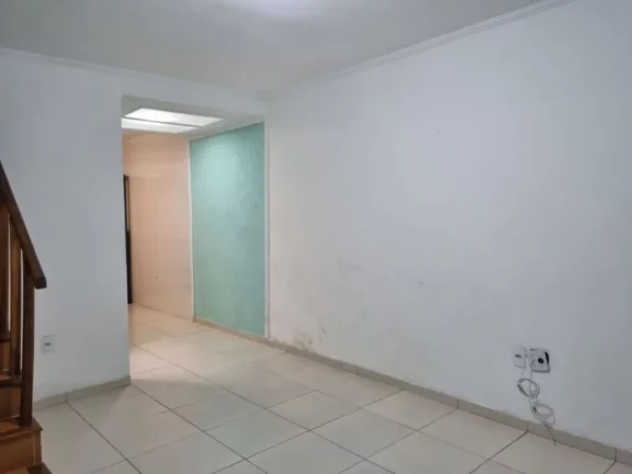 Imagem Sobrado individual à venda no Maracanã em Praia Grande-SP, com 2 dormitórios sendo suítes, sala ampla, cozinha com armários planejados, 1 lavabo, banheiro com box e gabinete, lavanderia, churrasqueira, vaga de garagem, portão em alumínio, a 150 metros da 