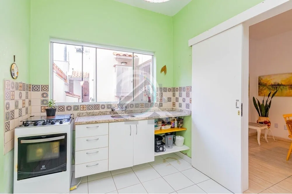Imagem Encante-se com esta casa excepcionalmente bem localizada no coração do bairro Petrópolis! Com uma...