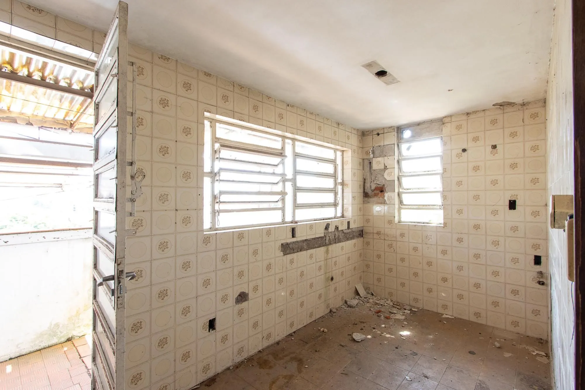 Imagem Casa para Venda - 320m², 3 dormitórios, sendo 1 suites, 4 vagas - Cristal