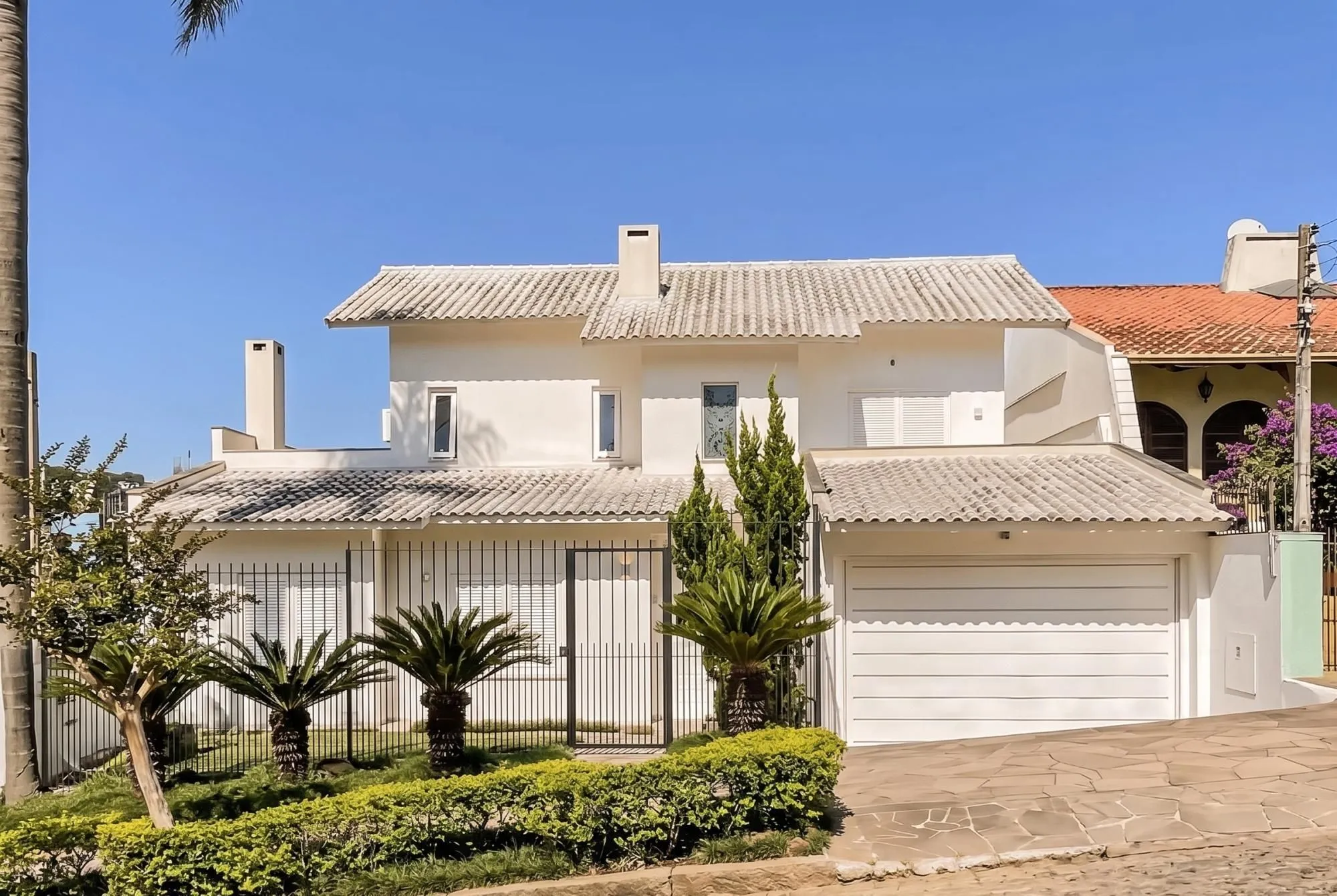 Casa Reformada com Piscina, 370m², 2 Suítes com Closet no Três Figueiras - POA