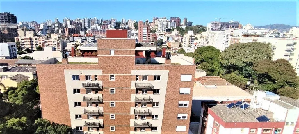 Imagem Excelente, amplo e ensolarado apartamento 3 dormitórios sendo 1 suíte, com living 2 ambientes, banheiro social, semimobiliado e com 2 vagas de garagem.