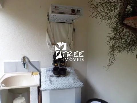 Imagem VENDA DE SOBRADO NO BARBOSAS, EM ARUJÁ/SP, 300m² com 3 quartos, suíte, varanda, quintal amplo e garagem coberta para 2 autos. CONSULTE-NOS.