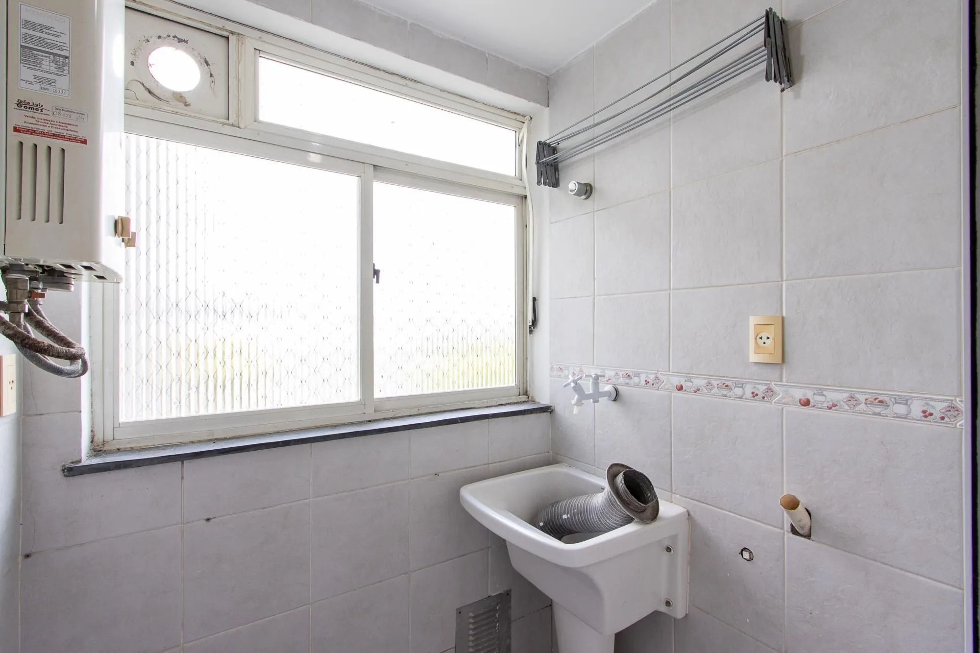 Imagem Apartamento de 3 dormitórios, 1 banheiro e uma vaga de garagem.