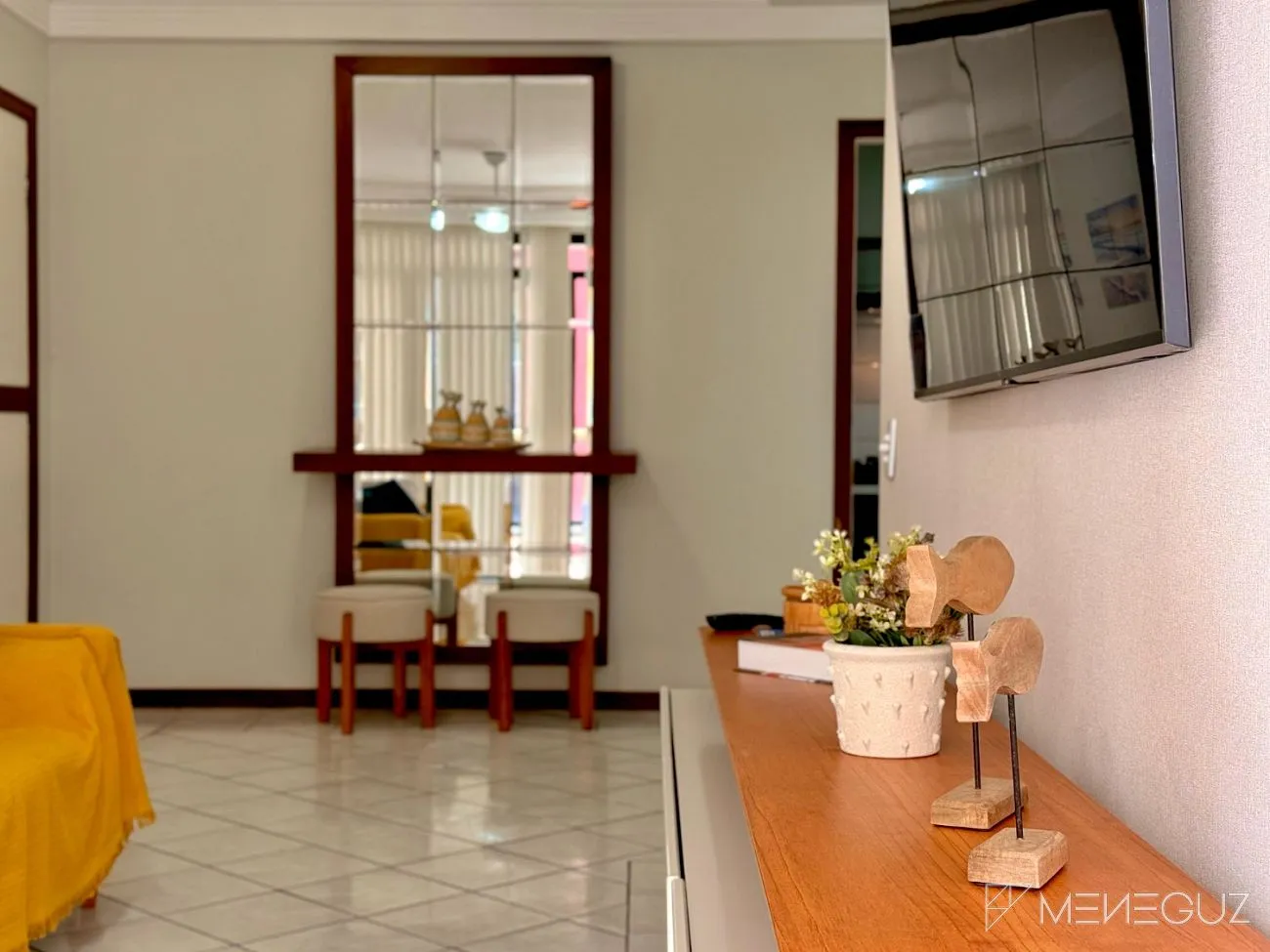 Imagem Exclusivo: Apartamento mobiliado, 3 quartos e DCE, na melhor localização da Praia do Morro.