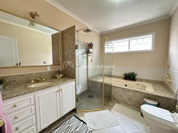 Imagem Esta encantadora casa de estilo sobrado oferece um ambiente espaçoso e confortável, com uma excele...