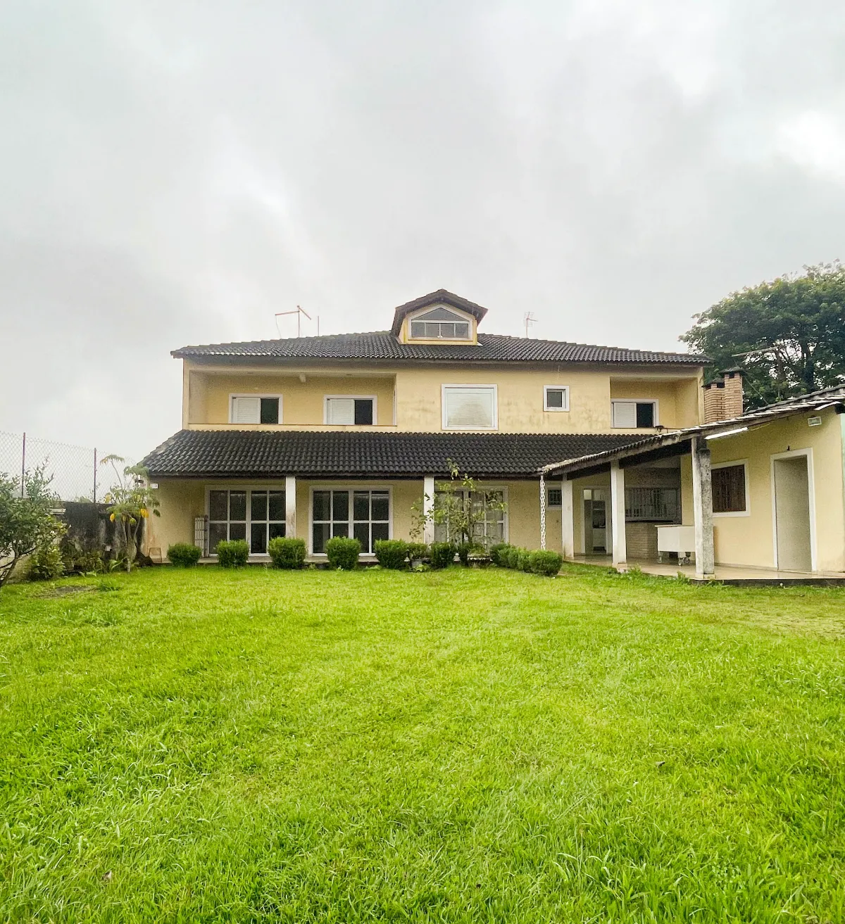 Foto do imóvel Sobrado para venda em Santa Luzia com 4 quartos, sendo 1 suíte, 328m2