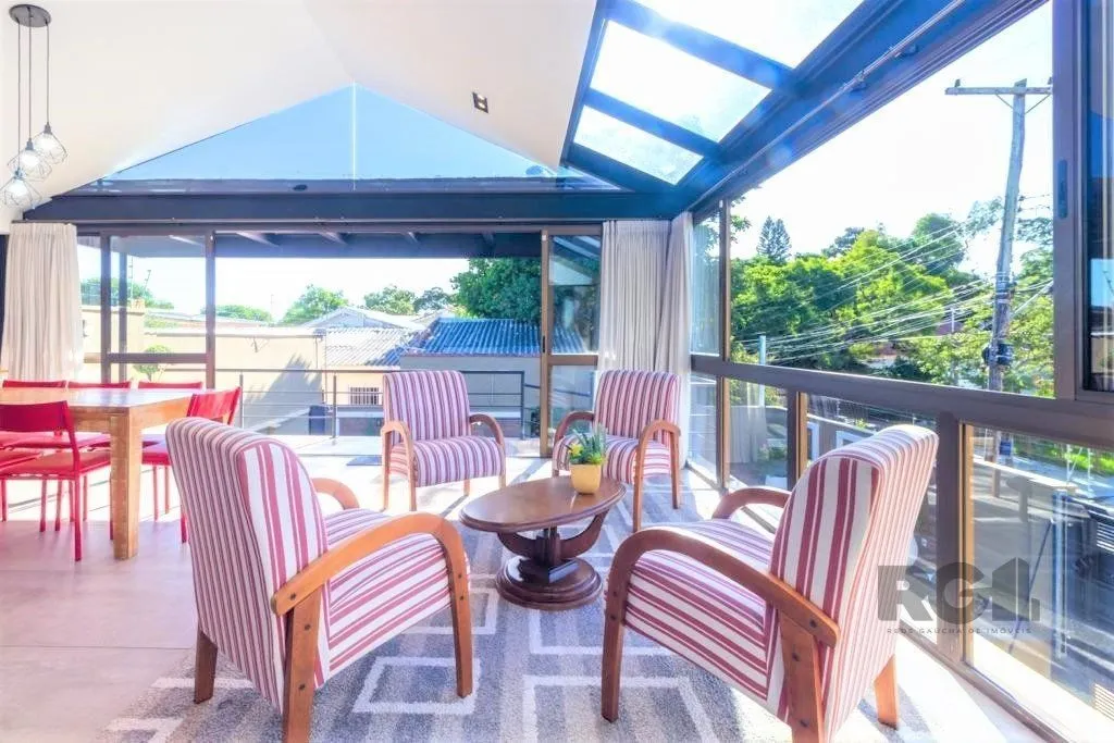 Imagem Casa de 380m², bairro Guarujá