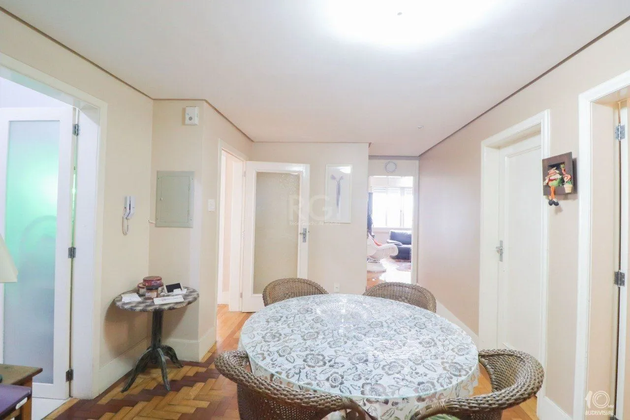 Imagem Apartamento á venda com 3 dormitórios com 1 suíte com sacada + 2 sacadas na sala e living, 233,85M² e 1 vaga de garagem escriturada e coberta, no Bairro Independência em Porto Alegre.