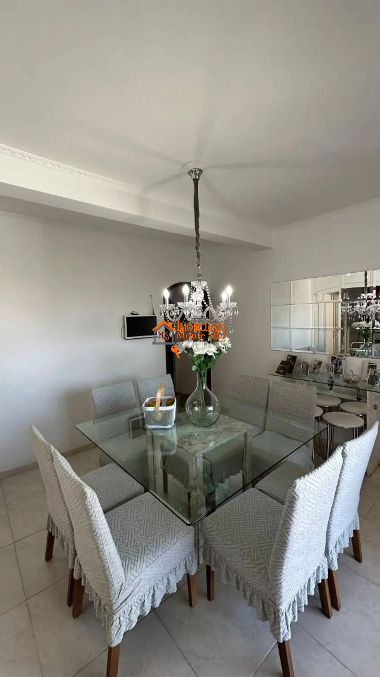 Imagem Sobrado à Venda no Jardim Vila Galvão com 3 Quartos, Piscina e 3 Vagas